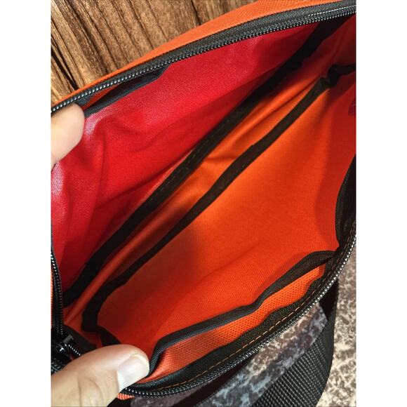 Manhattan Portage Jogger Large JPN Sling Bag Stylish Water-Resistant $45 NWT - Picture 3 of 3